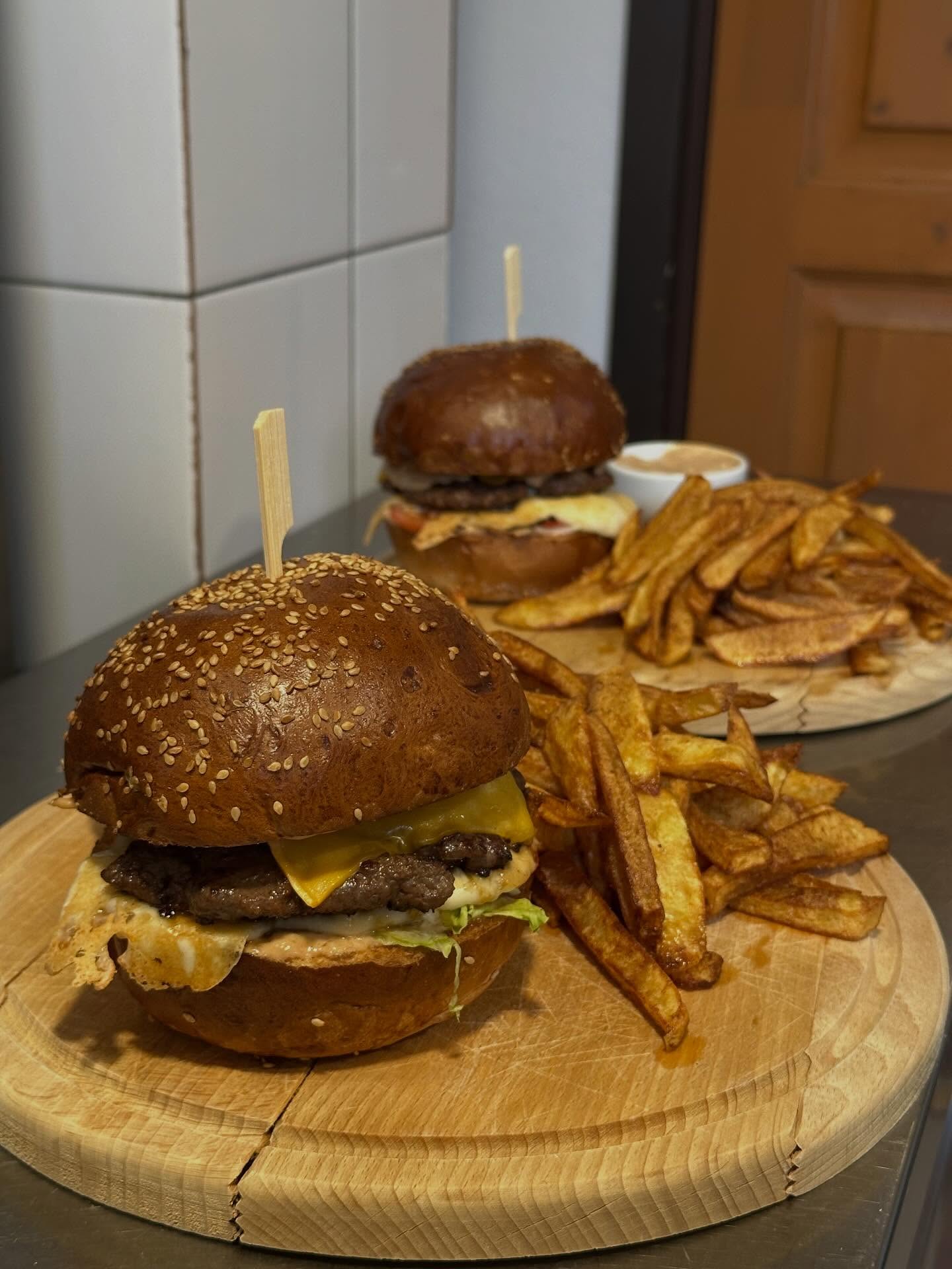 Doi burgeri pe platou de lemn