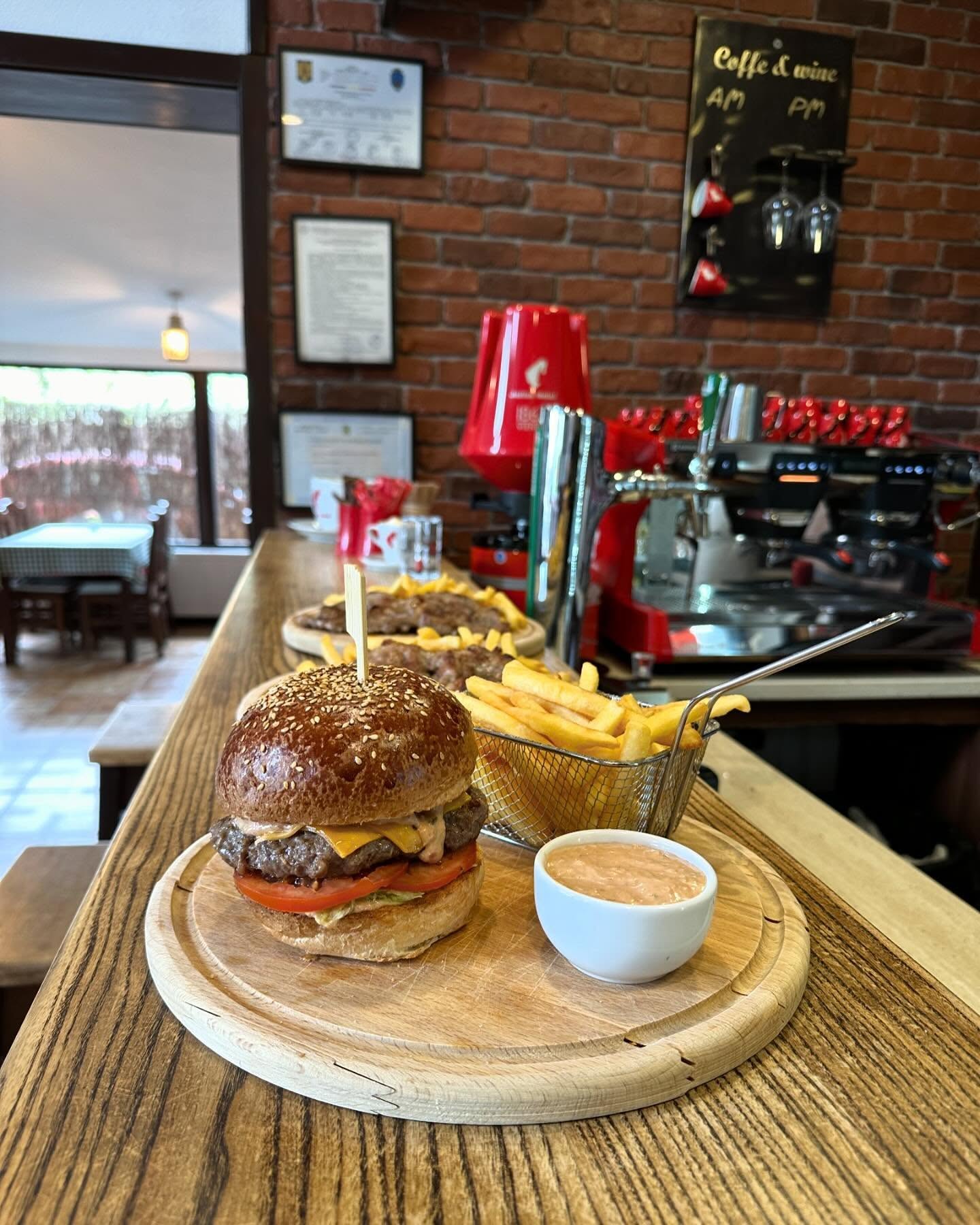 Burger la barul Caffè & Wine