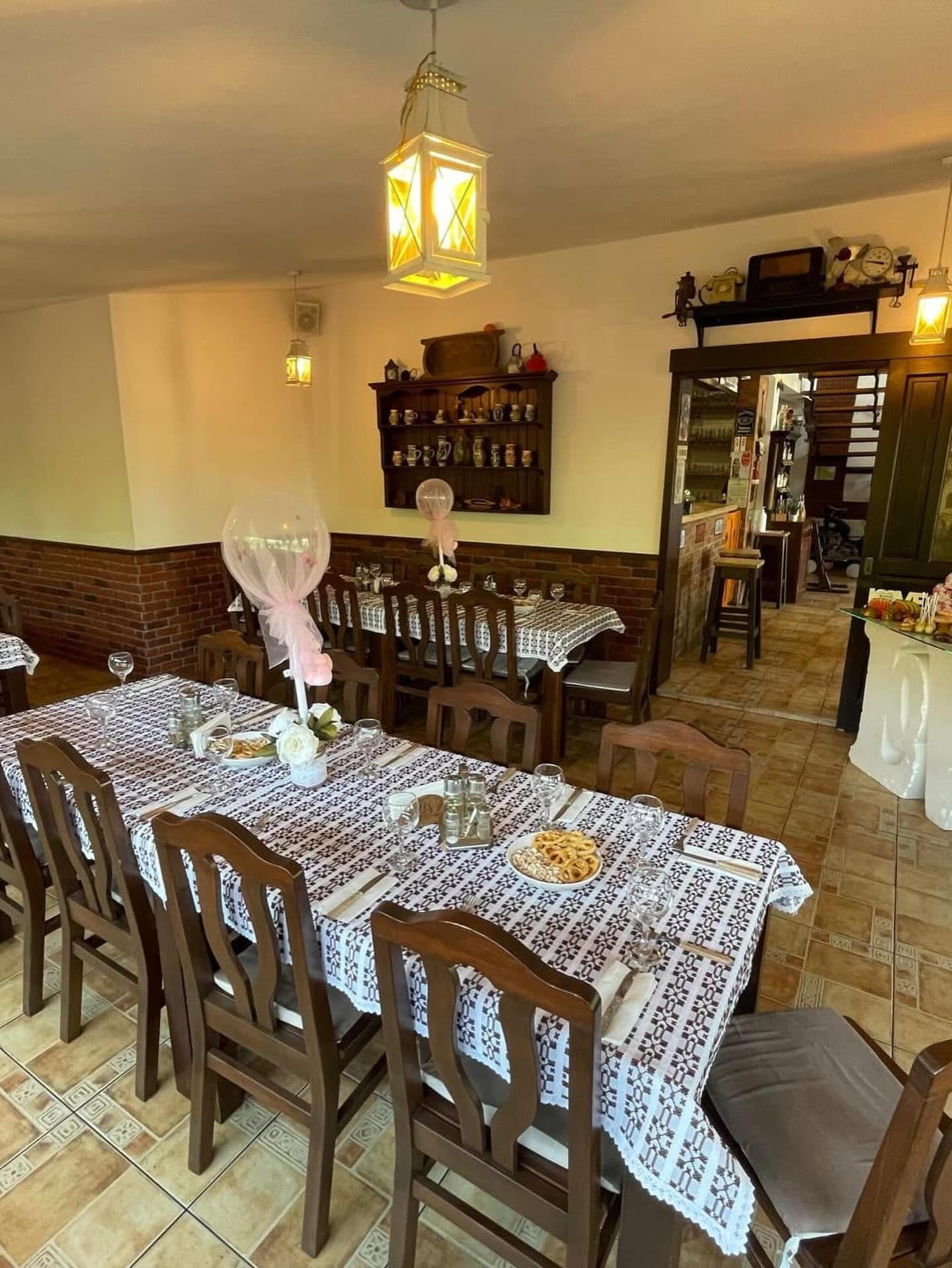 Aranjament interior elegant cu motiv popular și lampă