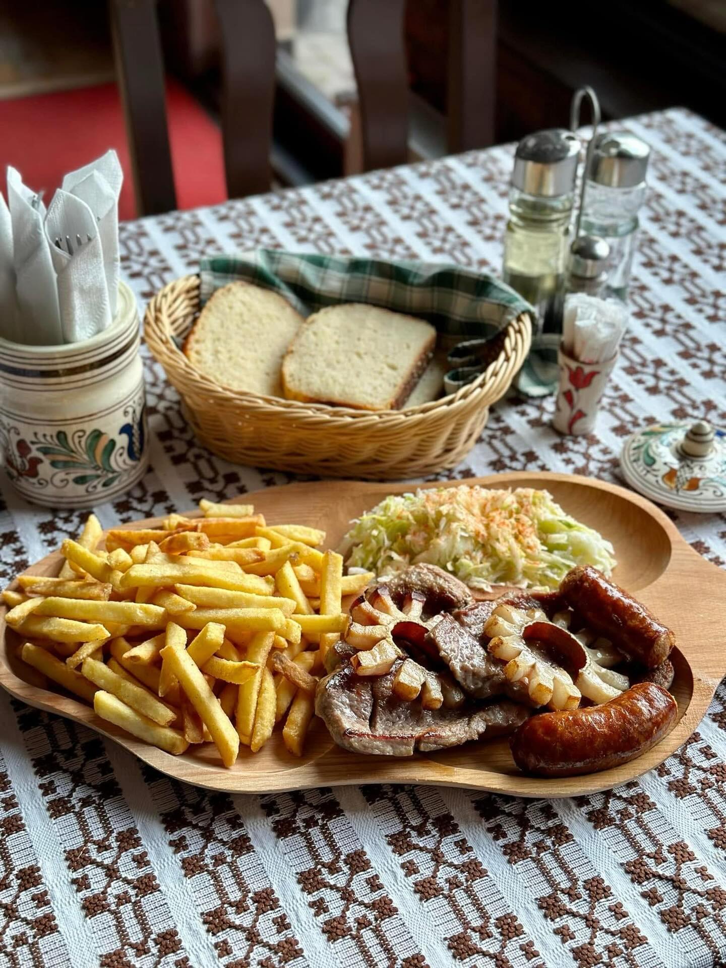 Grătar țigănesc — ceafă, slănină, sos de usturoi