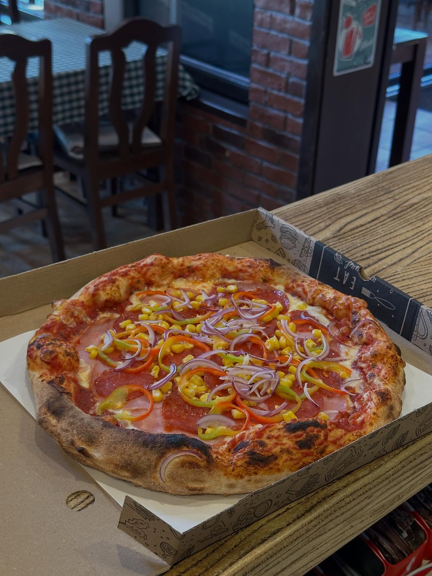 Pizza Misi — salam picant, ardei, ceapă, porumb, mozzarella